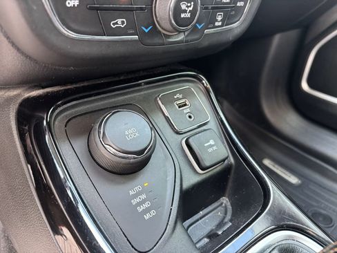 Used 2018 Jeep Compass Limited w/ Navigation Group AWD/4WD image 29