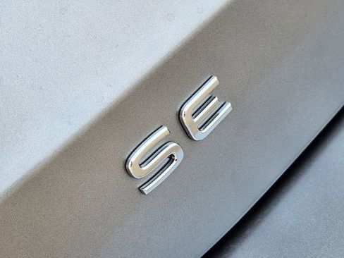 New 2024 Volkswagen Taos SE image 8