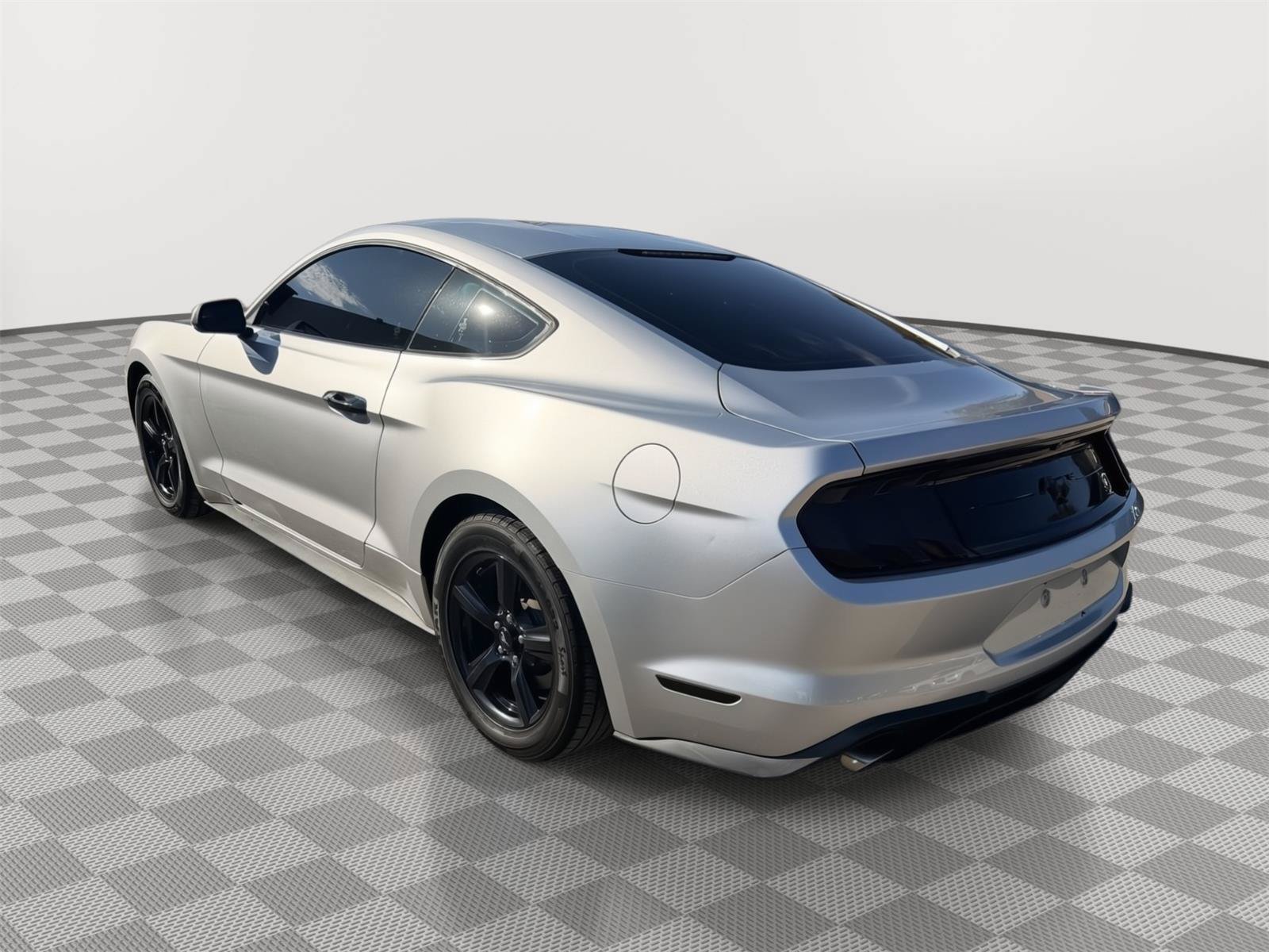 Used 2018 Ford Mustang Coupe RWD image 5