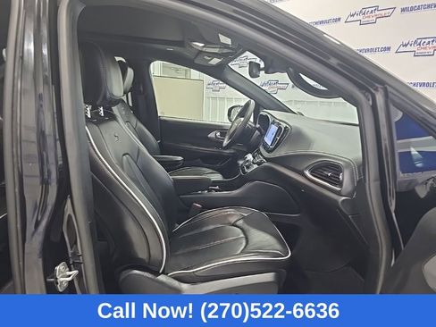 Used 2025 Chrysler Pacifica Limited image 26