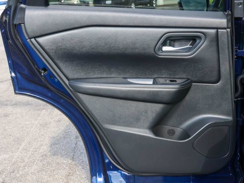 Used 2025 Nissan Rogue SV AWD/4WD image 6
