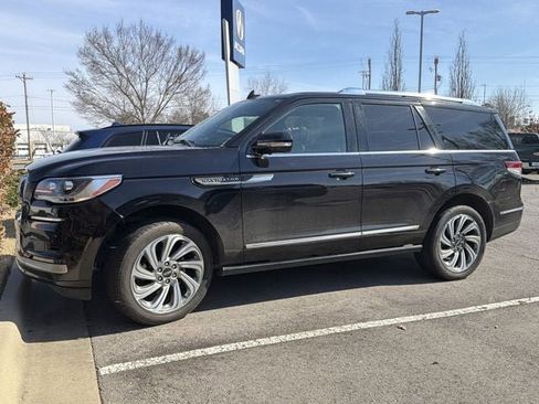 Used 2024 Lincoln Navigator Reserve AWD/4WD image 2