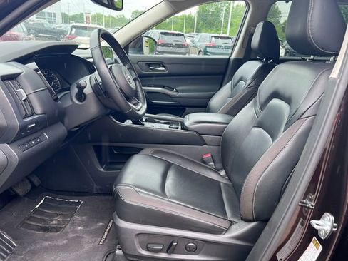 Used 2022 Nissan Pathfinder SL w/ SL Black Package AWD/4WD image 4