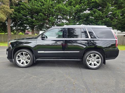 Used 2017 Cadillac Escalade Premium Luxury AWD/4WD image 3