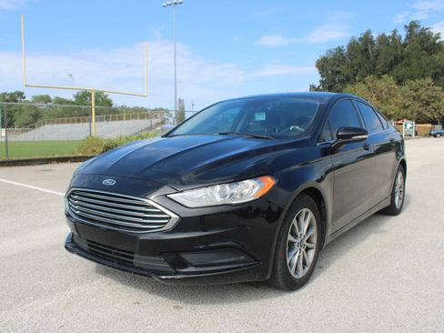 Used 2017 Ford Fusion SE FWD image 2