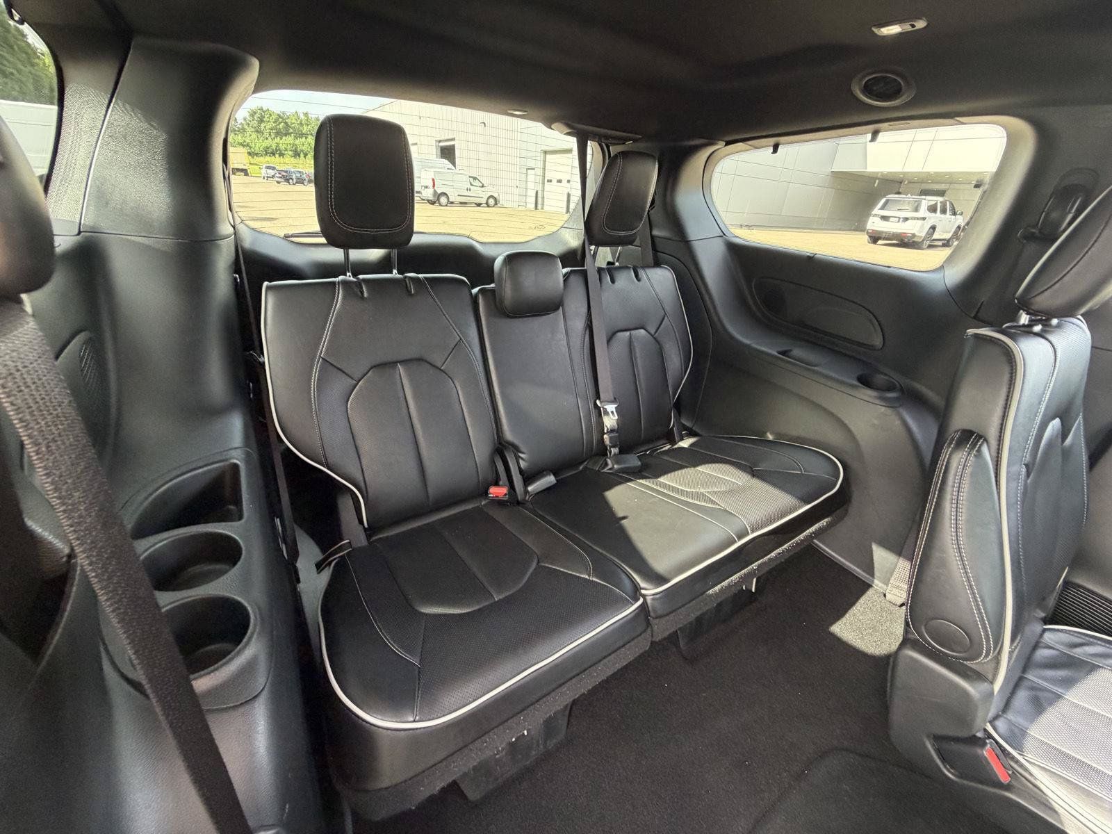 Used 2025 Chrysler Pacifica Limited FWD image 20