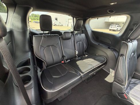 Used 2025 Chrysler Pacifica Limited FWD image 20