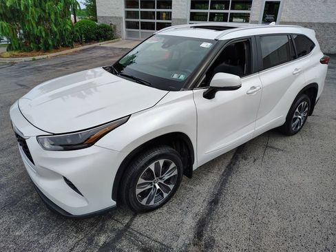 Used 2023 Toyota Highlander XLE AWD/4WD image 11
