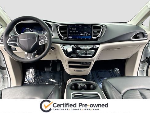 Used 2023 Chrysler Pacifica Touring-L FWD image 3