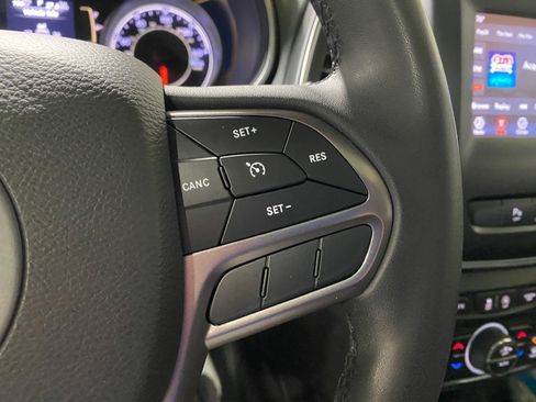 Used 2020 Jeep Cherokee Latitude Plus w/ Comfort/Convenience Group AWD/4WD image 23