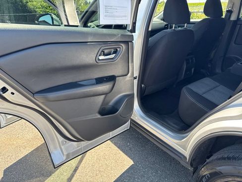 Used 2025 Nissan Rogue SV FWD image 32