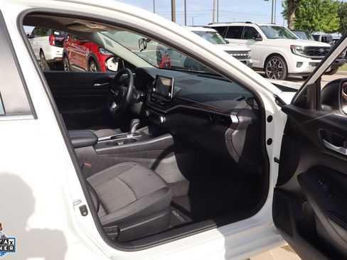 Used 2025 Nissan Altima 2.5 SV FWD image 27