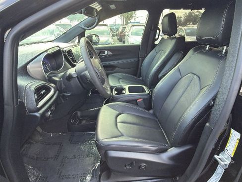 Used 2025 Chrysler Pacifica Select FWD image 13