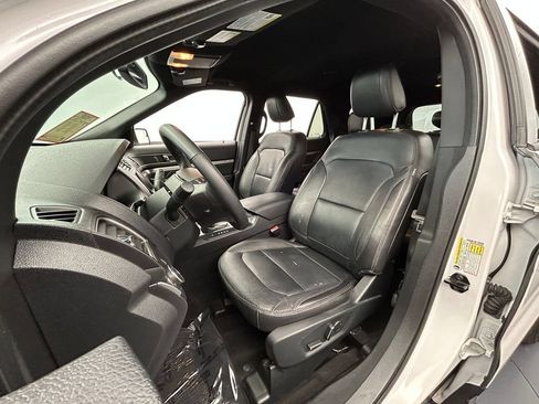 Used 2018 Ford Explorer XLT w/ Equipment Group 202A FWD image 10