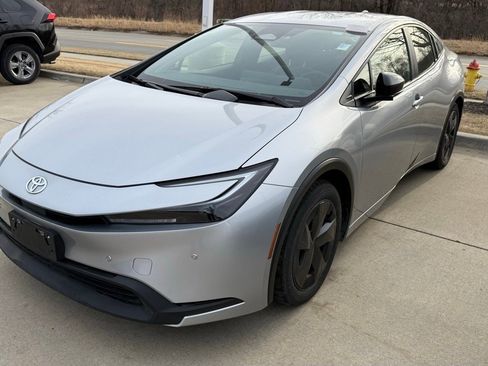 Used 2025 Toyota Prius LE image 2