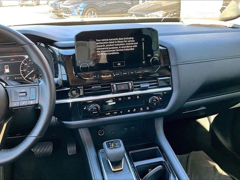 Used 2025 Nissan Pathfinder SL image 9