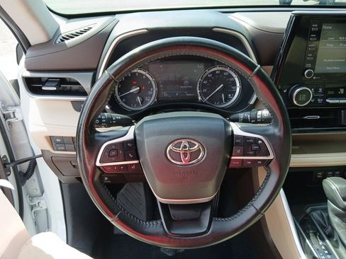 Used 2022 Toyota Highlander XLE FWD image 23
