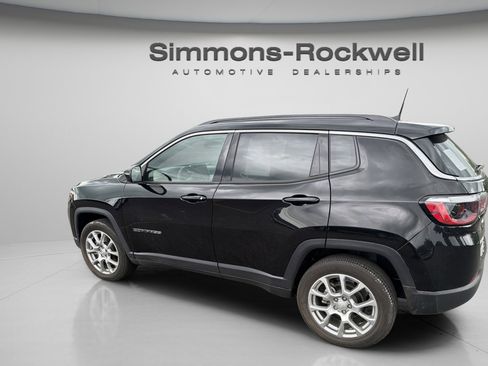 Used 2023 Jeep Compass Latitude AWD/4WD image 2