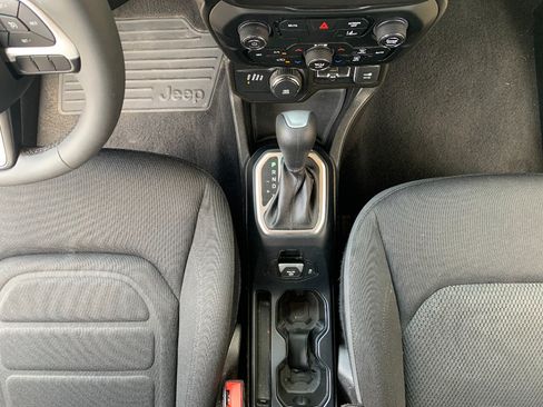 Used 2021 Jeep Renegade Latitude AWD/4WD image 17