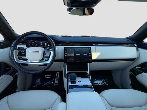 Used 2025 Land Rover Range Rover SE image 17