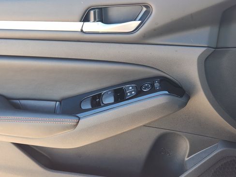 Used 2025 Nissan Altima 2.5 SR image 26