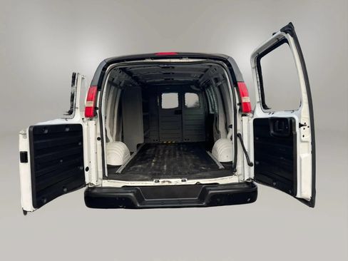 Used 2017 Chevrolet Express 2500 RWD image 13