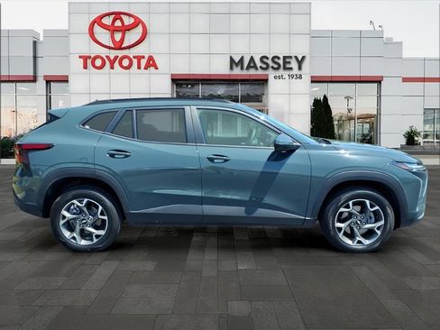 Used 2025 Chevrolet Trax LT FWD image 2