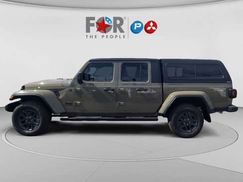 Used 2025 Jeep Gladiator Sport AWD/4WD image 2