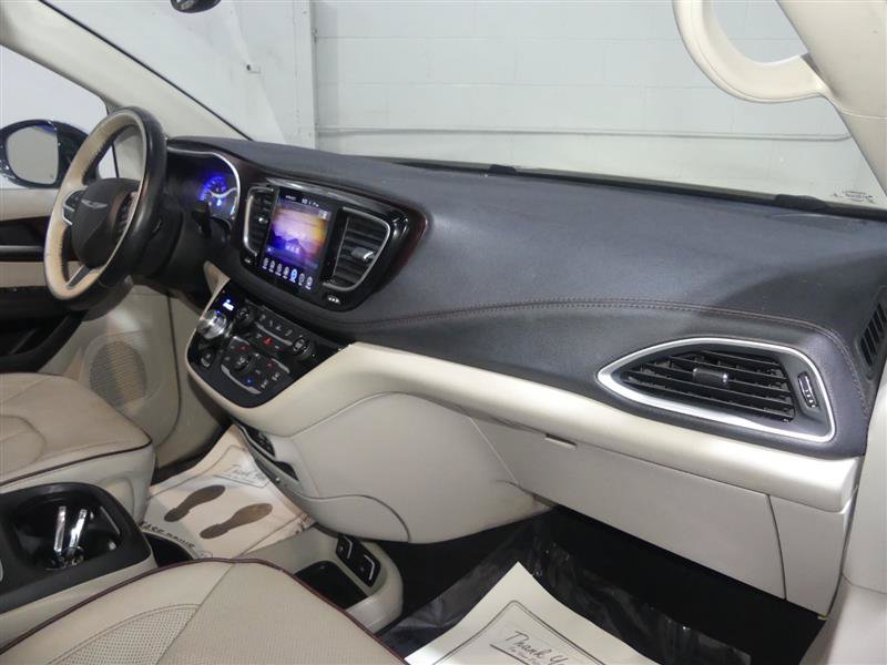 Used 2017 Chrysler Pacifica Limited w/ UConnect Theater Package FWD image 25