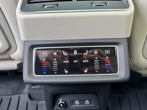 Used 2022 Audi e-tron Premium Plus w/ Premium Plus Package image 22