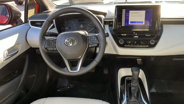 Used 2025 Toyota Corolla SE w/ SE Package FWD image 4