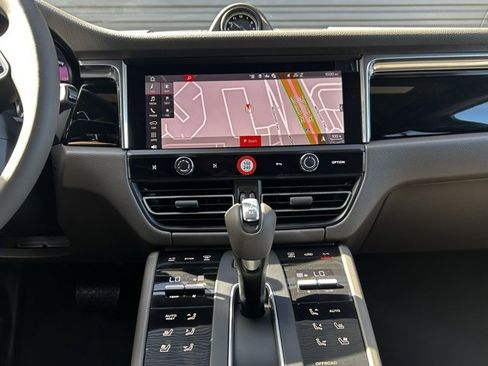 Certified 2025 Porsche Macan image 22