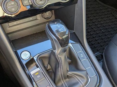 Certified 2022 Volkswagen Taos SEL w/ Panoramic Sunroof Package image 22