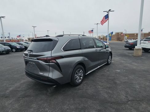 Used 2026 Toyota Sienna XLE image 3