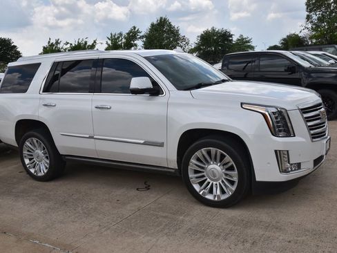 Used 2017 Cadillac Escalade Platinum RWD image 5