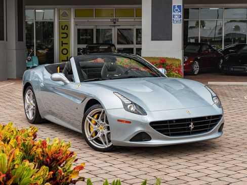 Used 2016 Ferrari California T RWD image 3
