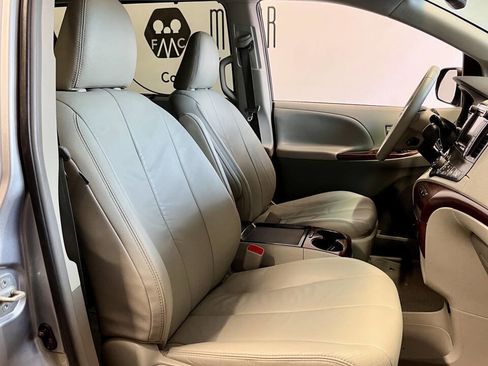 Used 2011 Toyota Sienna XLE image 21