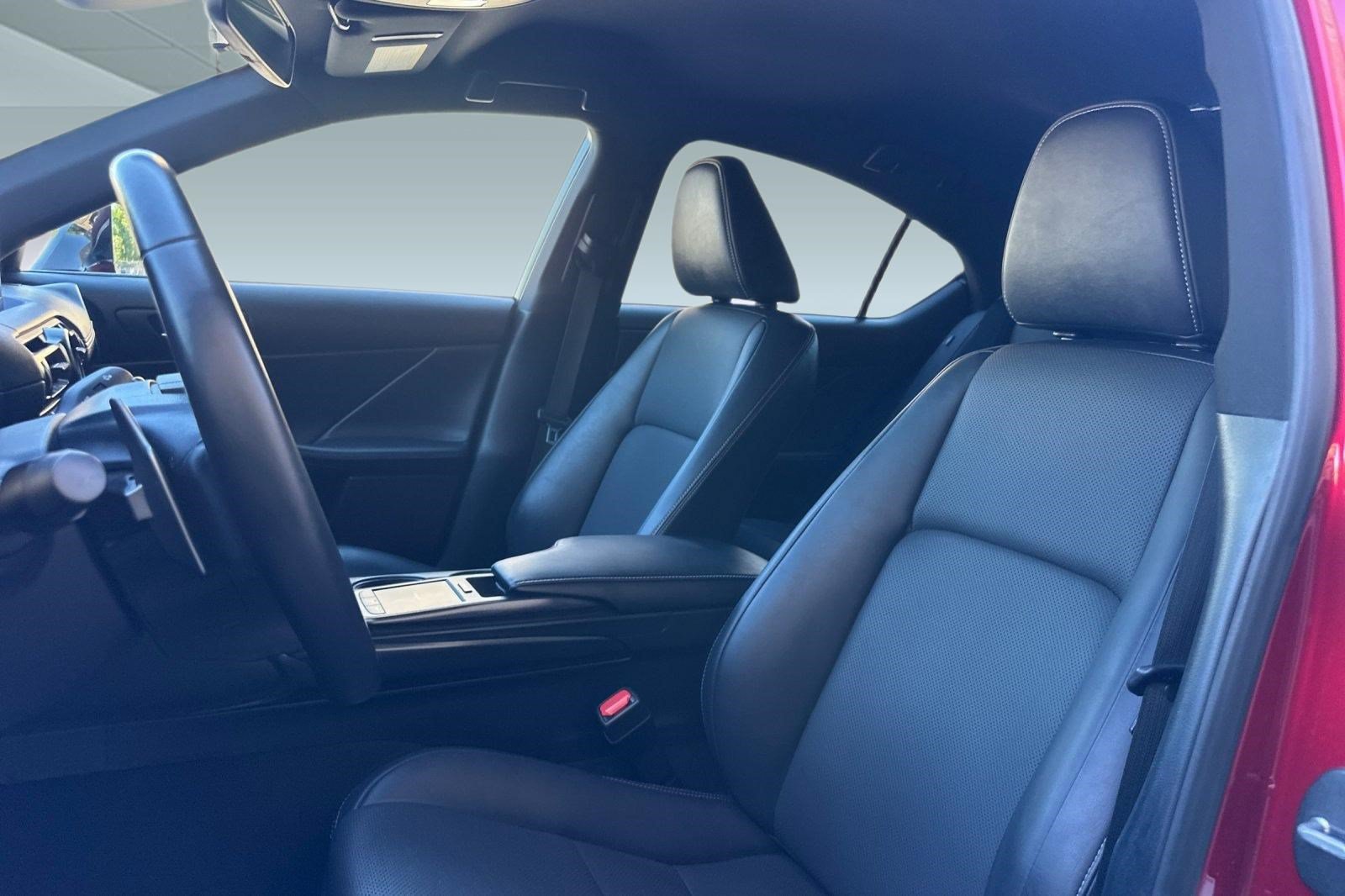 Used 2024 Lexus IS 300 F Sport RWD image 5