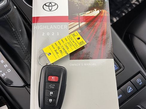 Used 2021 Toyota Highlander XLE AWD/4WD image 39