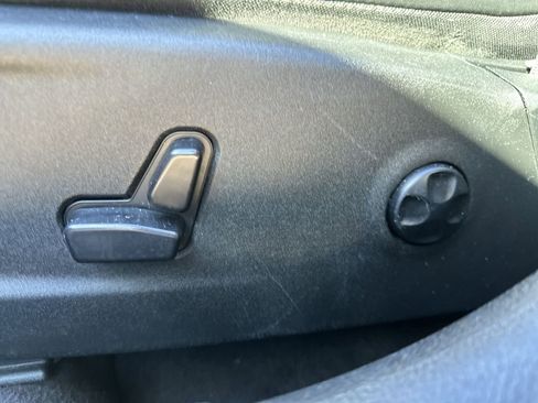 Used 2017 Chrysler 300 Limited image 12