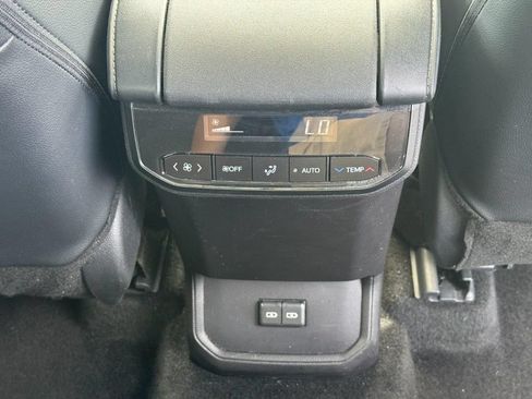 Used 2025 Toyota Highlander XLE AWD/4WD image 17