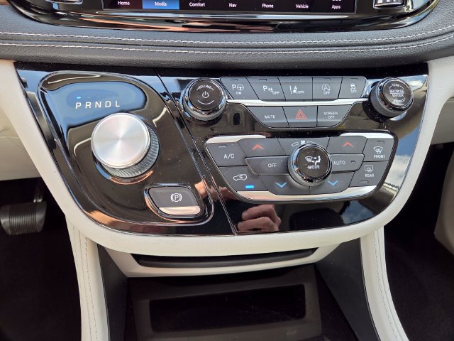 Used 2023 Chrysler Pacifica Limited FWD image 30