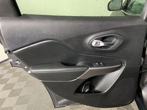 Used 2020 Jeep Cherokee Limited image 24