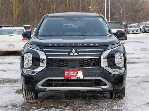 Used 2025 Mitsubishi Outlander SE image 2