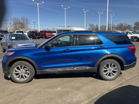 Used 2023 Ford Explorer XLT w/ Equipment Group 202A image 4