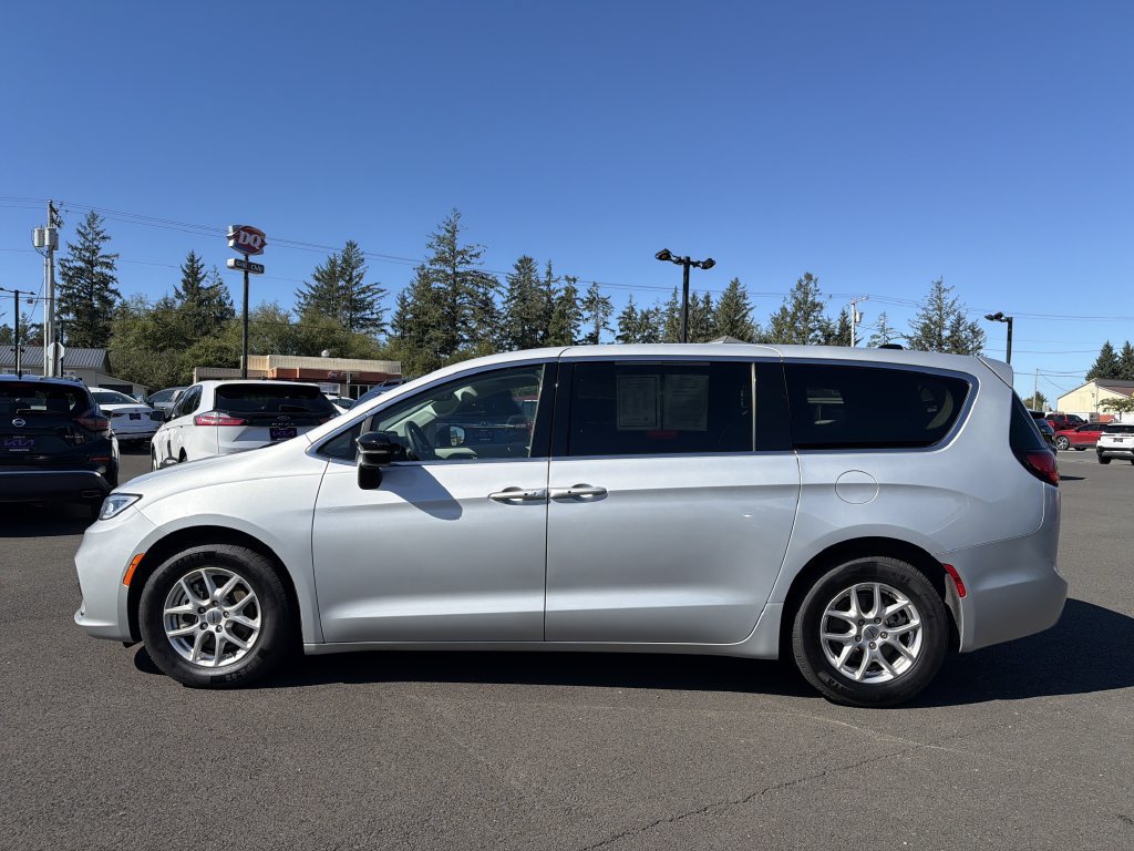 Used 2024 Chrysler Pacifica Touring-L FWD image 3