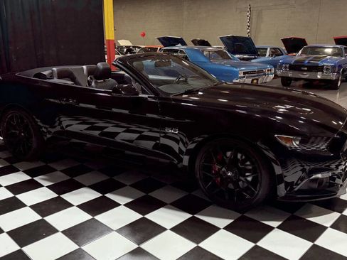 Used 2017 Ford Mustang GT Premium image 9