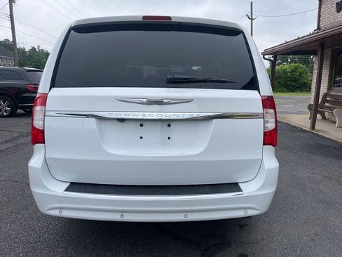 Used 2014 Chrysler Town & Country Touring-L FWD image 7