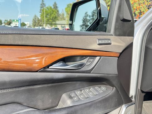Used 2018 Cadillac Escalade Premium Luxury AWD/4WD image 11