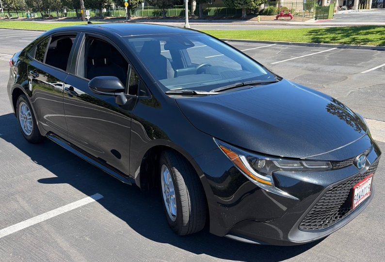 Used 2022 Toyota Corolla LE FWD image 2